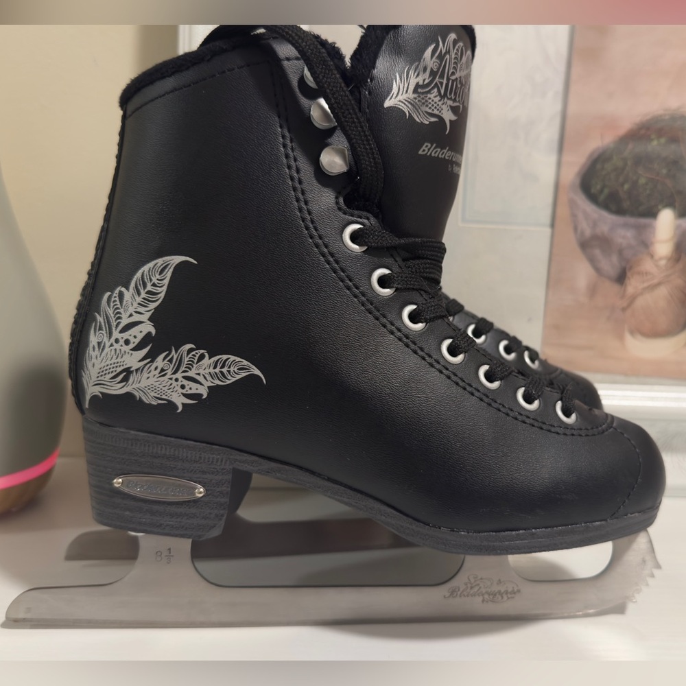 Like New Bladerunner by Rollerblade Aurora Black Figure Ice Skates US size 4 W